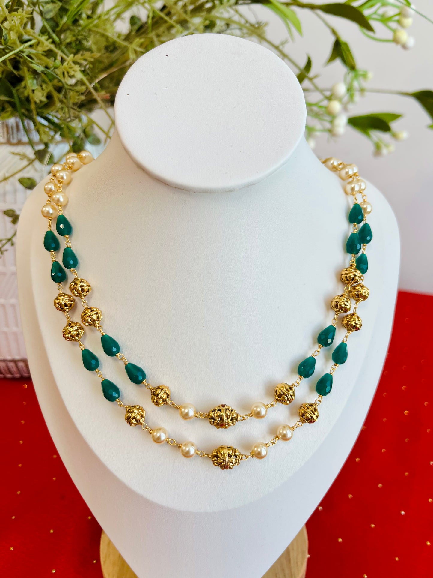 Emerald and white pearl long chain with gold motif
