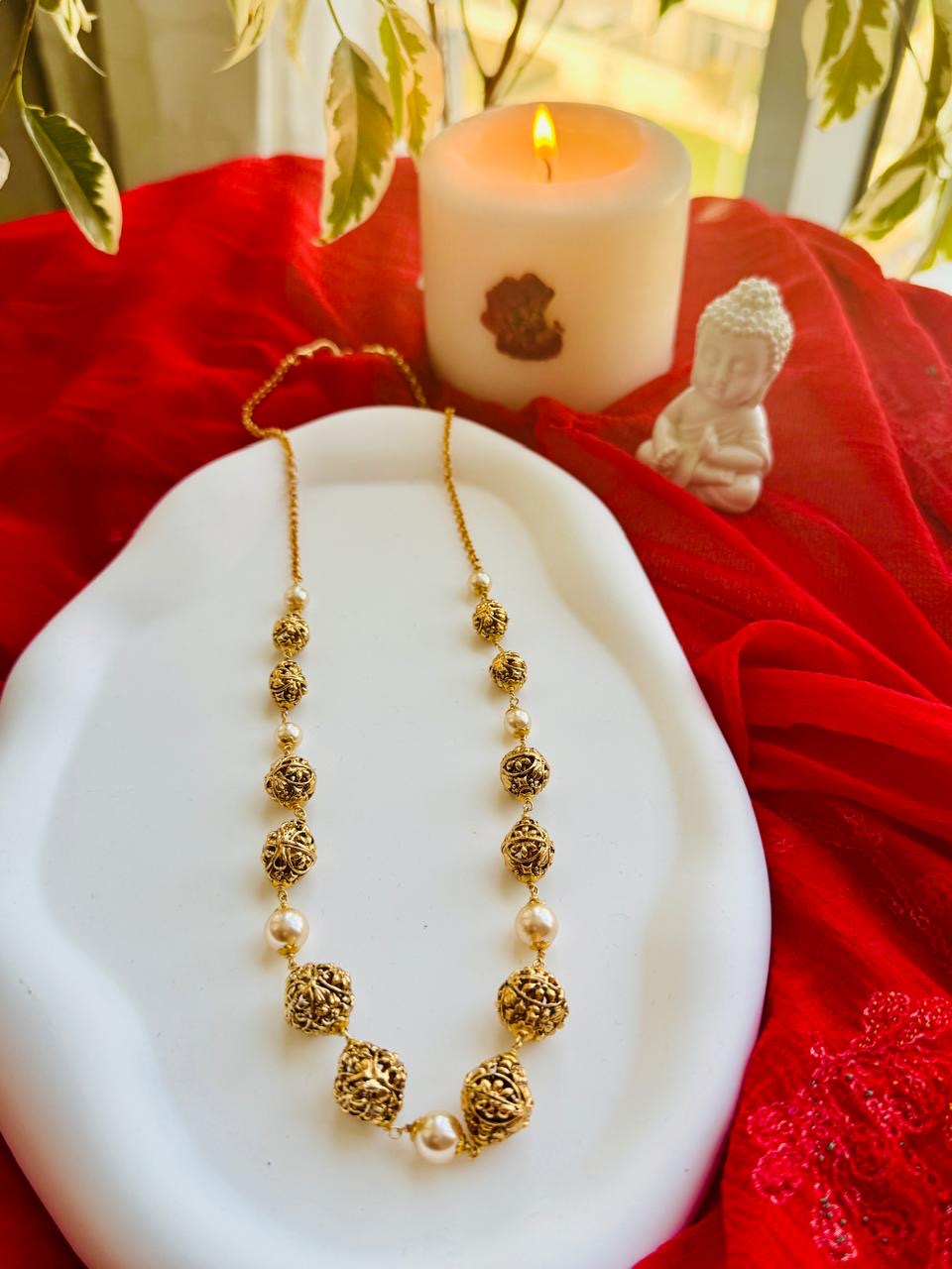 Gold and pearl motif chain