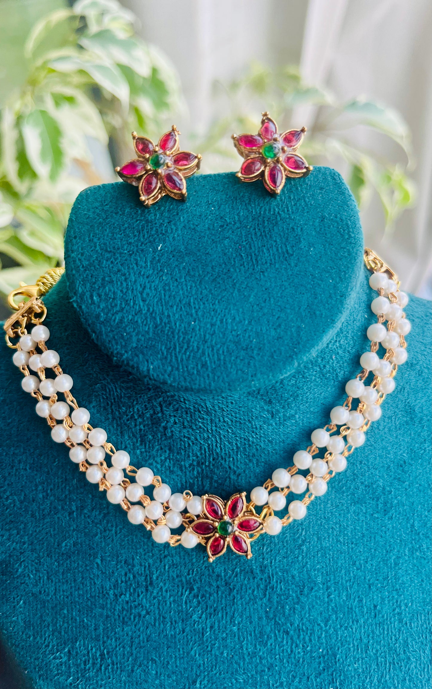 Layered pearl choker