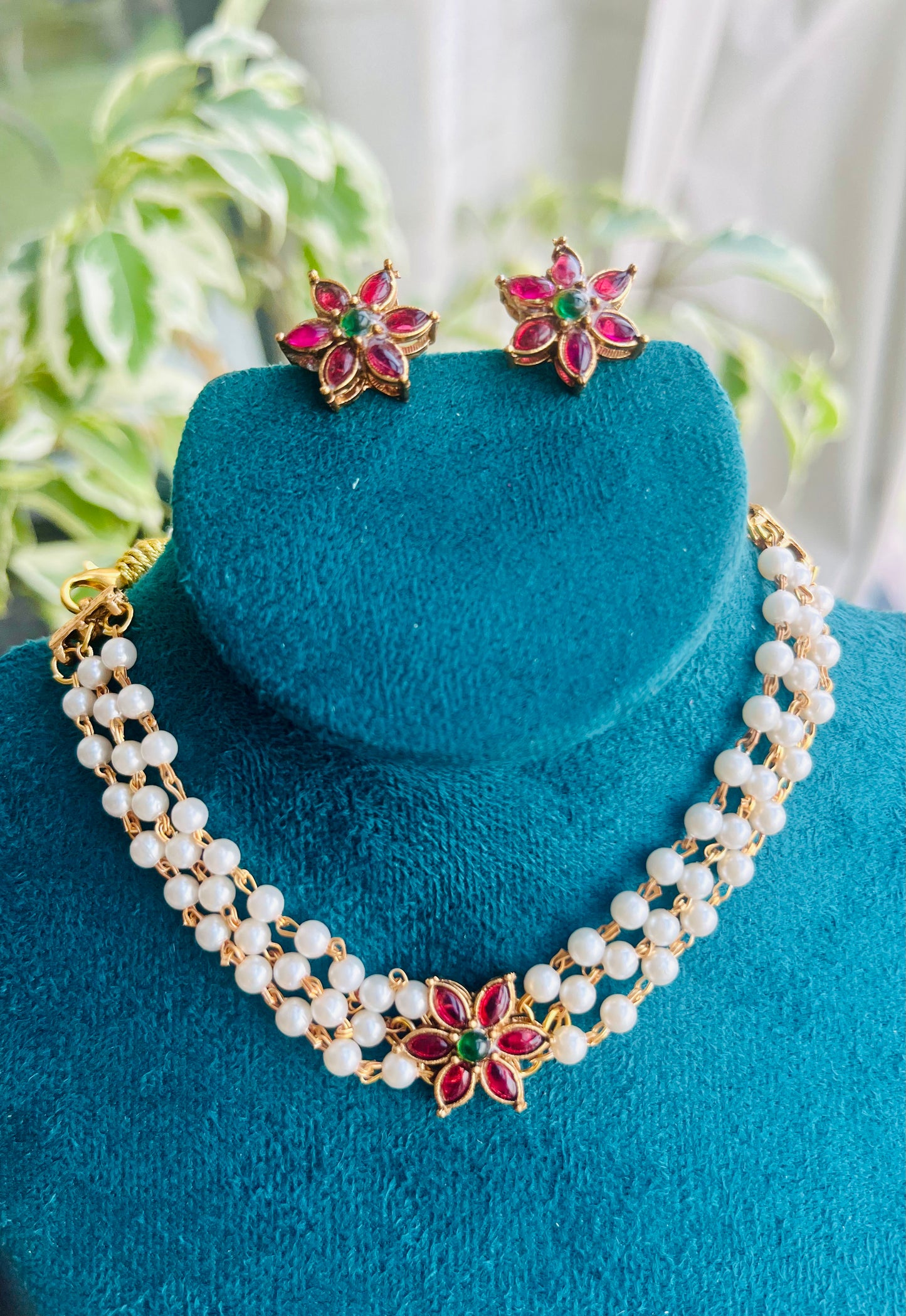 Layered pearl choker